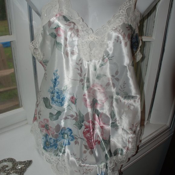 NWOT Floral and Lace Teddi - Picture 4 of 4